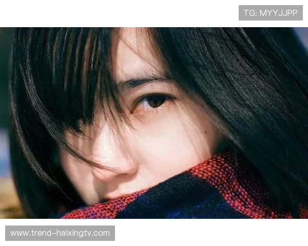 足球星空下的可爱女真人头像，展现活力与魅力的完美结合